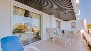 A terrace with a pool, lounge chairs, and a table. - São Vicente - Vilamoura (Vilamoura)
