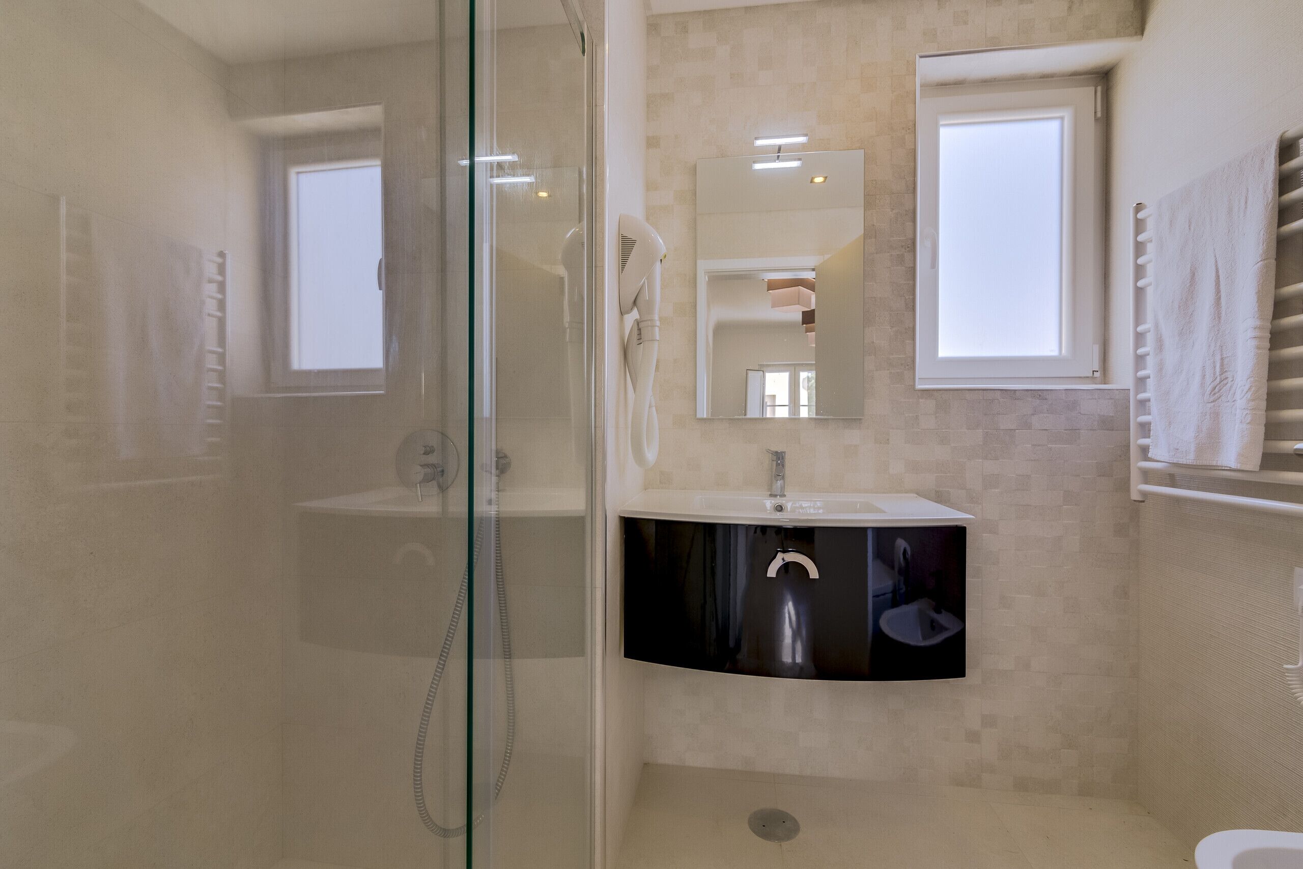 Douche, sèche-cheveux, serviettes fournies