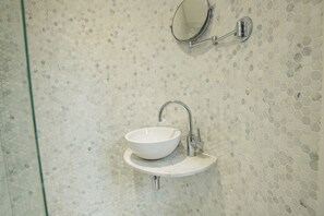 Shower, hair dryer, towels - Historic Home with Cathedral Views - Pass the Keys (Lincoln)