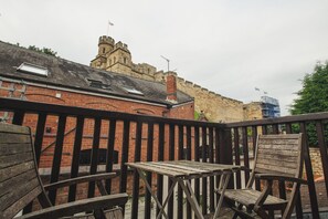 Outdoor dining - Historic Home with Cathedral Views - Pass the Keys (Lincoln)