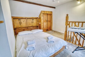 Iron/ironing board, free WiFi, bed sheets - Historic Home with Cathedral Views - Pass the Keys (Lincoln)