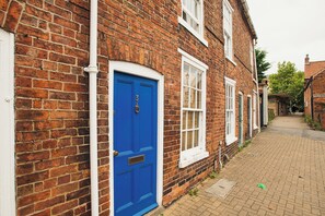 Exterior detail - Historic Home with Cathedral Views - Pass the Keys (Lincoln)