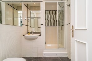 Douche, sèche-cheveux, serviettes fournies