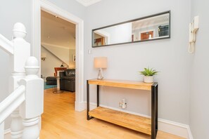 Interior - Stylish Hideaway in Central Edinburgh - Pass the Keys (Edinburgh)
