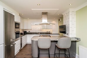 Fridge, microwave, oven, dishwasher - Stylish Hideaway in Central Edinburgh - Pass the Keys (Edinburgh)
