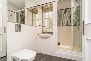Shower, hair dryer, towels - Stylish Hideaway in Central Edinburgh - Pass the Keys (Edinburgh)