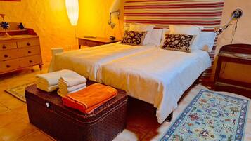 Tabla de planchar con plancha, wifi y ropa de cama