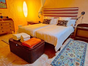 Tabla de planchar con plancha, wifi y ropa de cama 