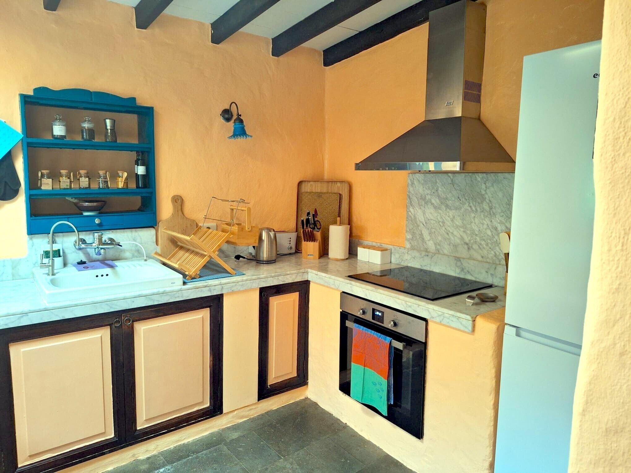 Refrigerador, horno, placa de cocina, cafetera/tetera