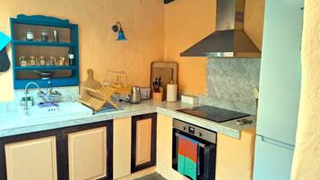 Refrigerador, horno, placa de cocina, cafetera/tetera