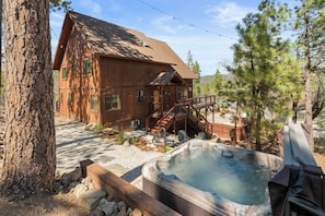 Outdoor spa tub - Modern Mountain Luxury, Hot Tub, Game Room, Pet Friendly (Big Bear Lake)