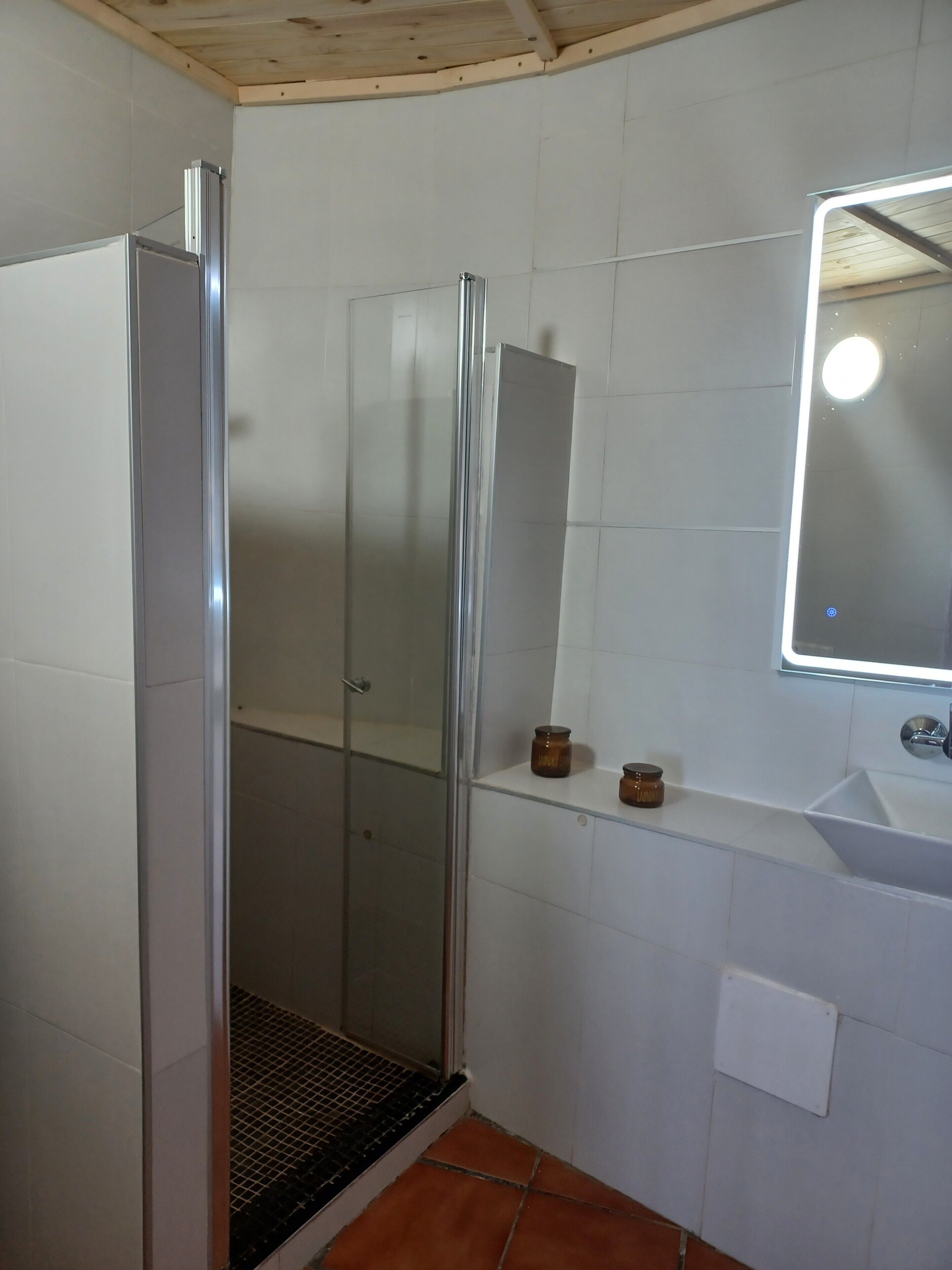 Een douche, een haardroger, handdoeken