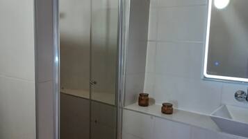 Een douche, een haardroger, handdoeken