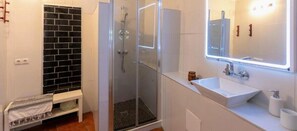 Douche, sèche-cheveux, serviettes fournies