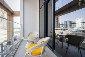 Outdoor dining - New Studio w/ Balcony & Pool | Riviera Beachfront (Dubai)