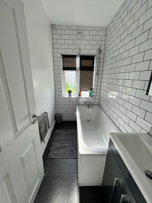 Haartrockner, Handtücher, Seife, Toilettenpapier