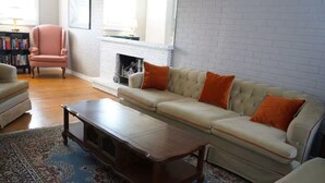 Una sala de estar con un sofá, un sillón y una mesa de centro.