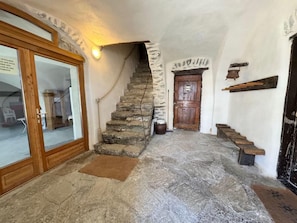 A stone staircase leading to a wooden door, a glass door with a wooden frame, and a stone floor. - 1st floor, terrace, fireplace or stove, ski locker, 165m², Vars (Vars)