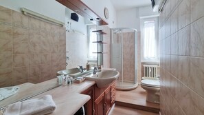 Shower, hair dryer, bidet, towels - Italianway Easy - Favretto 13 (Milano)