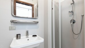 Shower, hair dryer, bidet, towels - Italianway Easy - Favretto 13 (Milano)