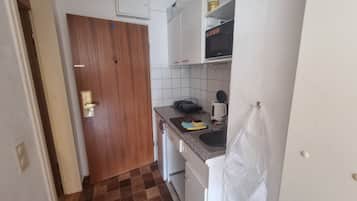 Kühlschrank, Mikrowelle, Herdplatte, Wasserkocher mit Kaffee-/Teezubehör