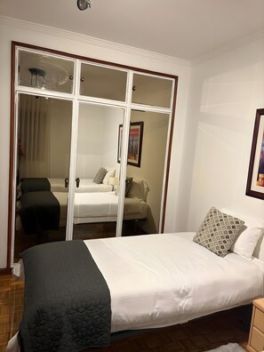 Tabla de planchar con plancha, wifi y ropa de cama 