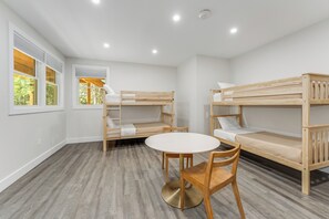 8 habitaciones, escritorio y tabla de planchar con plancha 