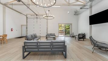 Una Smart TV, una chimenea, un futbolín, una mesa de tenis de mesa