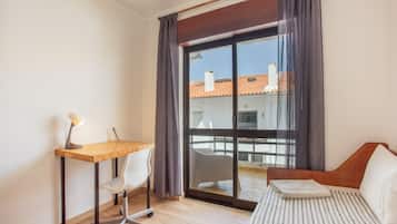 Tabla de planchar con plancha, wifi y ropa de cama