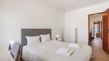 Tabla de planchar con plancha, wifi y ropa de cama