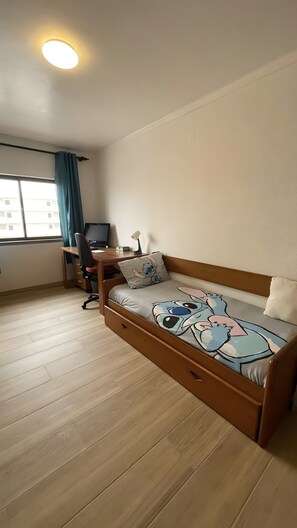 Planxa i posts de planxar, wifi i roba de llit 