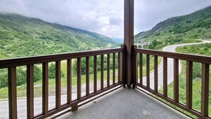Un balcón con vistas a un camino sinuoso que atraviesa un valle.