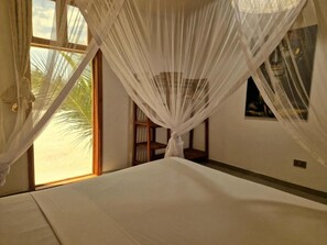 Desk, laptop workspace, blackout drapes, soundproofing - Sunny villa matemwe (Matemwe)
