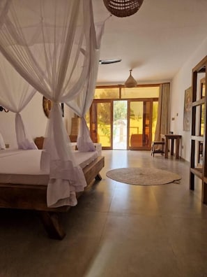 Desk, laptop workspace, blackout drapes, soundproofing - Sunny villa matemwe (Matemwe)