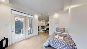 Ein Schlafzimmer mit einem Bett, einem Schreibtisch und einem Stuhl.