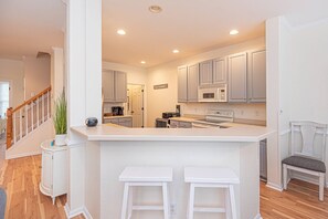 Fridge, microwave, dishwasher, coffee/tea maker - Huge, Luxurious, Steps to the Golf Course, Pools, Gym, Beach Shuttle, 1 Free Round of Golf Per Day (Ocean View)