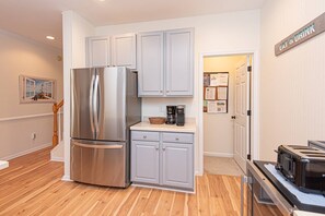 Fridge, microwave, dishwasher, coffee/tea maker - Huge, Luxurious, Steps to the Golf Course, Pools, Gym, Beach Shuttle, 1 Free Round of Golf Per Day (Ocean View)