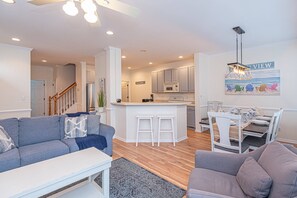 TV, fireplace - Huge, Luxurious, Steps to the Golf Course, Pools, Gym, Beach Shuttle, 1 Free Round of Golf Per Day (Ocean View)