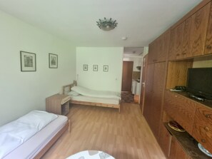 WiFi, bed sheets - Studio Apartment for Contractors with Mountain View, Shared Pool and Wi-Fi (Bad Herrenalb)