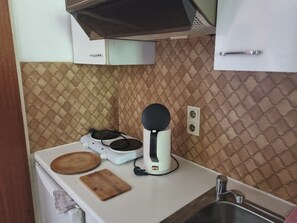 Fridge, microwave, stovetop, coffee/tea maker - Studio Apartment for Contractors with Mountain View, Shared Pool and Wi-Fi (Bad Herrenalb)