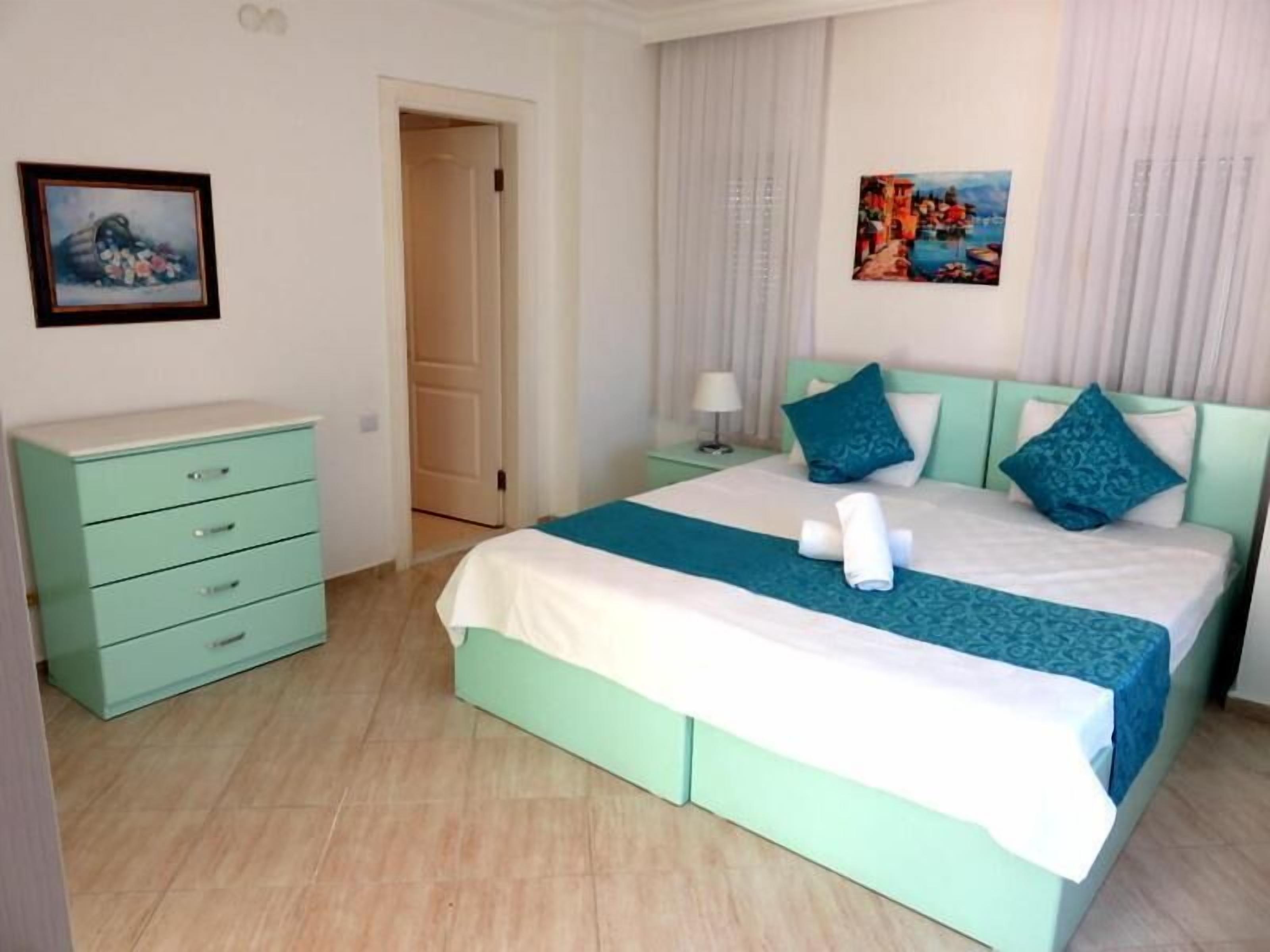 Blackout drapes, soundproofing, iron/ironing board, free WiFi