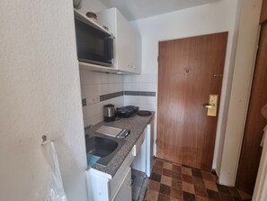 Kühlschrank, Mikrowelle, Herdplatte, Wasserkocher mit Kaffee-/Teezubehör