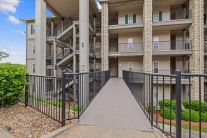 Exterior - Walk-In Condo Near the Strip with Golf & Pool View (Branson)