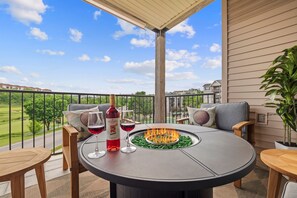 Outdoor dining - Walk-In Condo Near the Strip with Golf & Pool View (Branson)