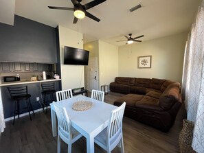 Smart TV - Urban 2BR Near LightRail–Easy NYC & MetLife Access (Jersey City)