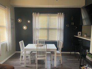 Dining - Urban 2BR Near LightRail–Easy NYC & MetLife Access (Jersey City)