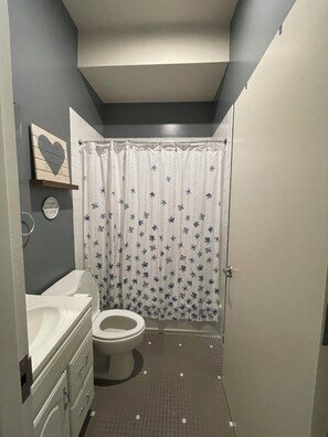 Towels, toilet paper - Urban 2BR Near LightRail–Easy NYC & MetLife Access (Jersey City)