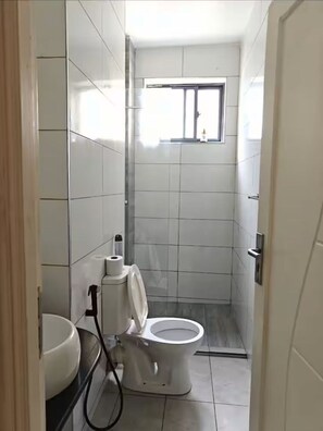 Shower, towels, soap, toilet paper - Luxury Coral Sands 1BR with Pool & Wi-Fi (Mombasa)
