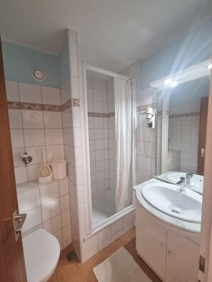 Bathroom - Budget Studio Apartments 31' with Mountain View, Shared Pool & Wi-Fi (Bad Herrenalb)