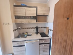 Private kitchen - Budget Studio Apartments 31' with Mountain View, Shared Pool & Wi-Fi (Bad Herrenalb)